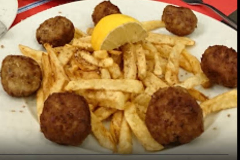 Κεφτεδάκια με τηγανητές πατάτες /  Meatballs with herbs. Served French fries  / Boulettes de viands aux herbes et servies avec des frites