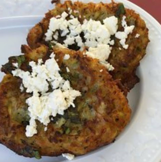 Κολοκυθοκεφτέδες με τριμμένη φέτα / Zucchini balls with crumbled feta cheese / Croquettes de courgettes & feta