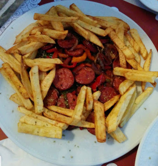 Σπεντζοφάι με τηγανητές πατάτες / Spentzofai (Greek dish with country style sausages & peppers) with French fries / Spetsofai saucisse paysanne & poivrons servie avec des frites