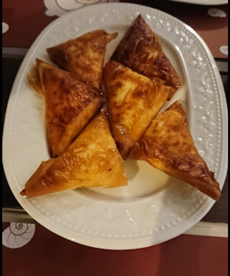 Τυροπιτάκια (σπιτικά) / Crunchy mini cheese pies (homemade) / Mini chaussons au fromage (faits maison)