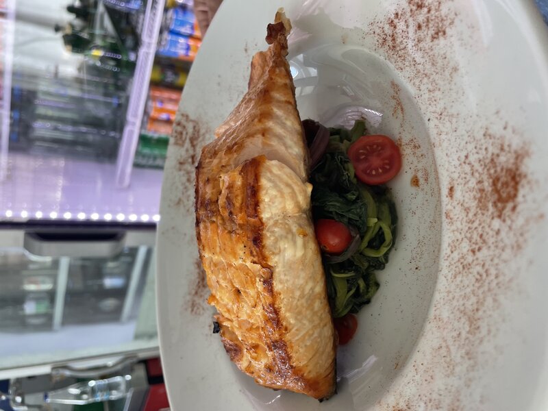Salmon with greens and soft garlic cream 